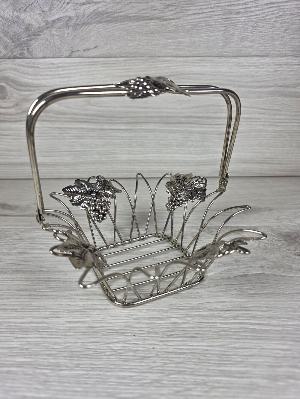 Studio Silversmiths Metal Wire Basket w Grapevine Motif SU62